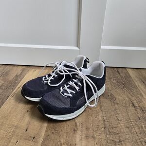 L.L. Bean Womens 6.5m Navy and White Sneakers